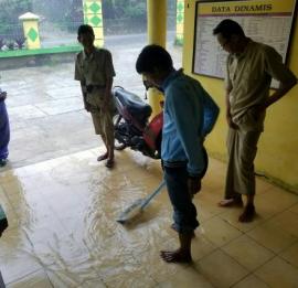 Area Kantor Desa Jerukwudel tergenang air