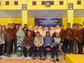 Penyerahan SK Pemberhentian dan Penghargaan Purna Tugas Pamong Kalurahan Jerukwudel