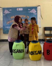Sosialisasi Gizi dan Edukasi Pemilahan Sampah oleh KKN UNS 